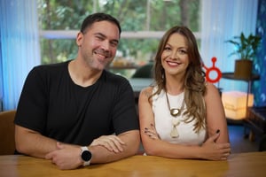 Bruno Amico e Cris Assis da Tropical Hub sorrindo 